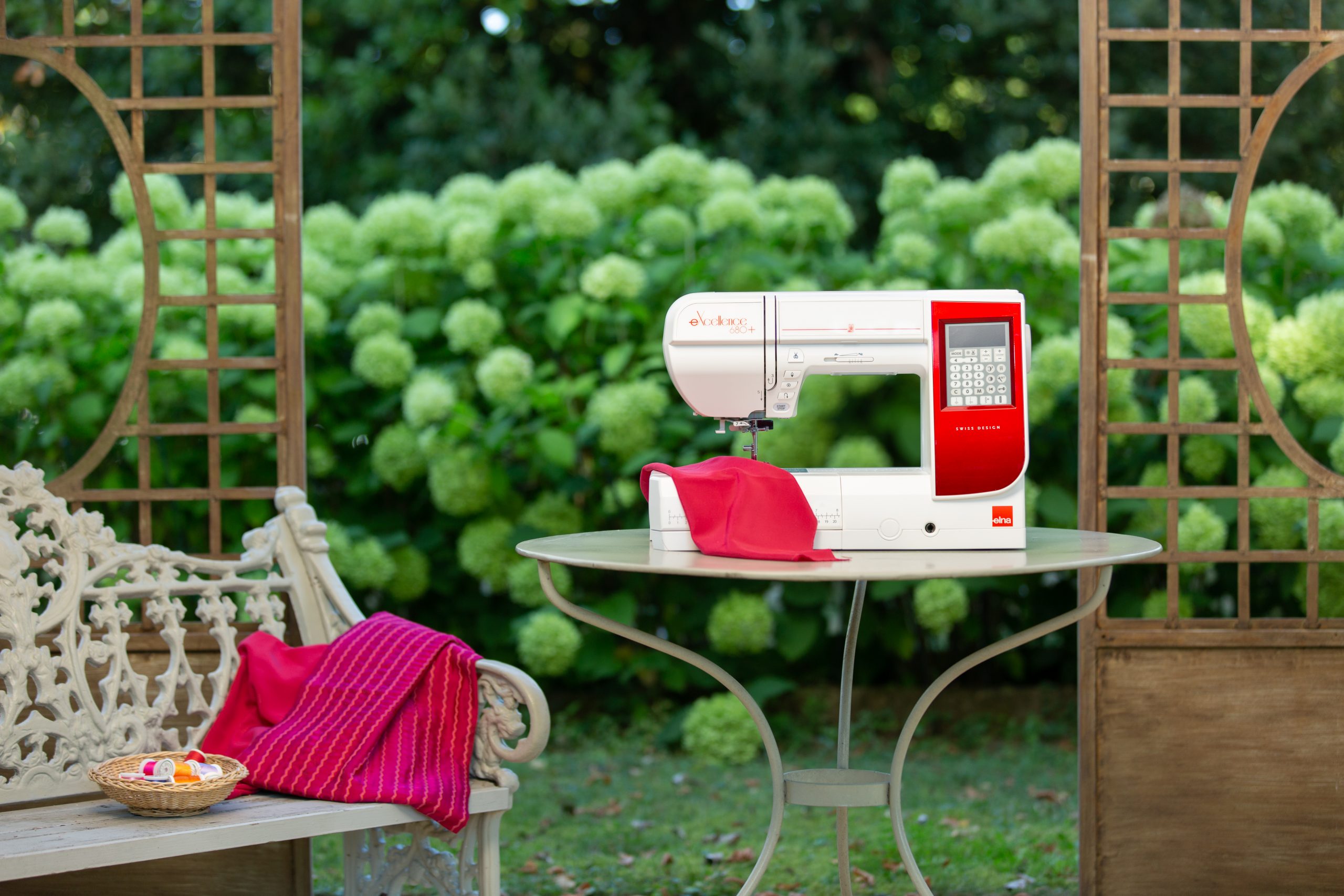 elna eXcellence 680+ (special anniversary edition) Stoffe Wolle Kurzwaren